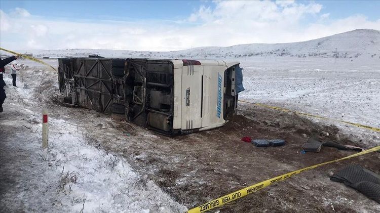 Bus rollover injures 43 in Turkey