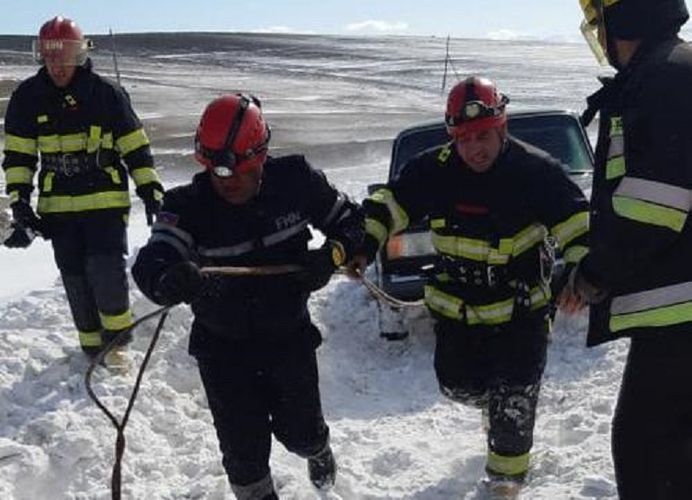 5 people stranded on snowy road rescued in Azerbaijan - VIDEO