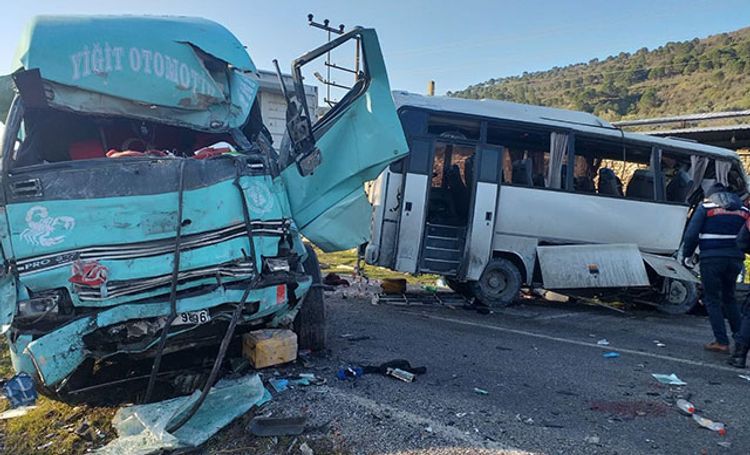 Traffic accident kills 4, injures 8 in Turkey's Izmir