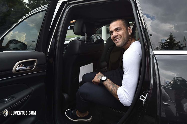 Dani Alves' car stolen