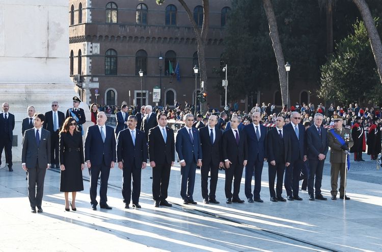 President Ilham Aliyev visited Tomb of the Unknown Soldier in Rome