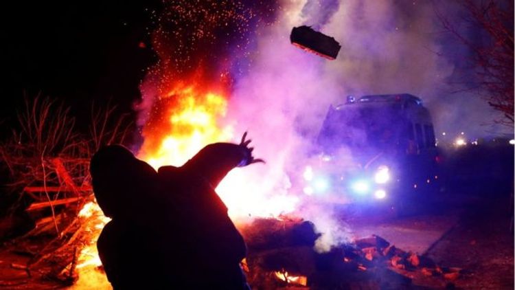 Protesters attack bus of China evacuees in Ukraine
