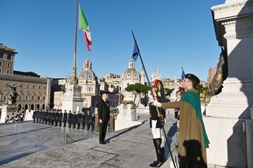 President Ilham Aliyev visited Tomb of the Unknown Soldier in Rome