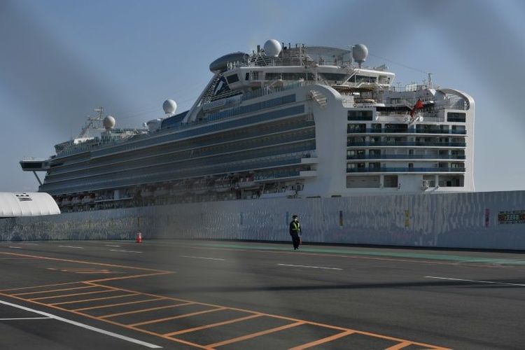 Japan minister apologises after woman who leaves ship tests positive for virus