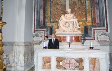 President Ilham Aliyev and first lady Mehriban Aliyeva viewed Sistine Chapel and St. Peter's Basilica in Vatican