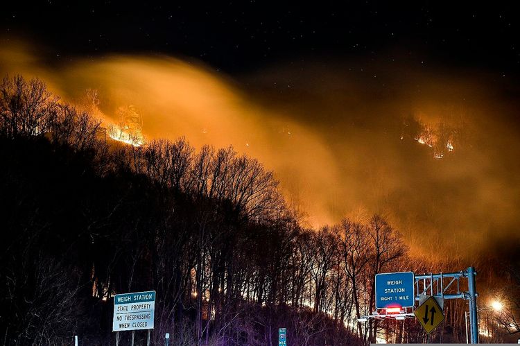 Fire straddles New Jersey forest, national recreation area
