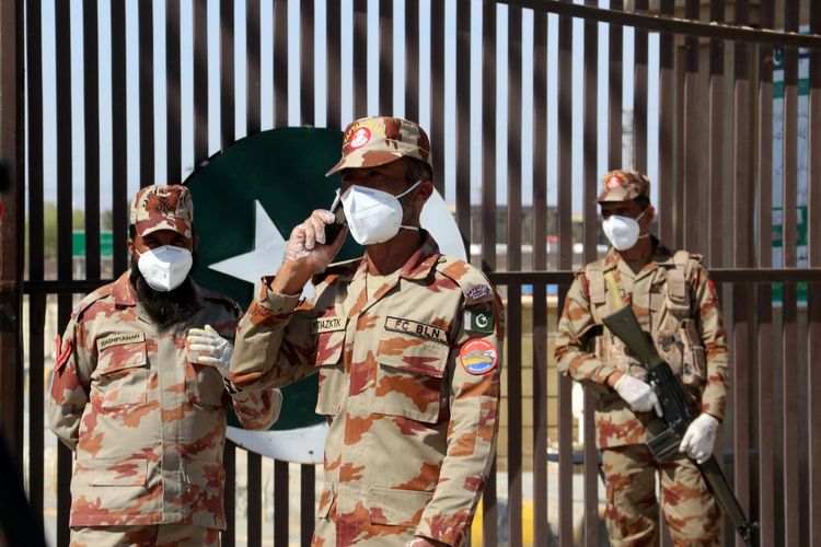 Pakistan shuts schools, suspends Iran flights to curb coronavirus spread