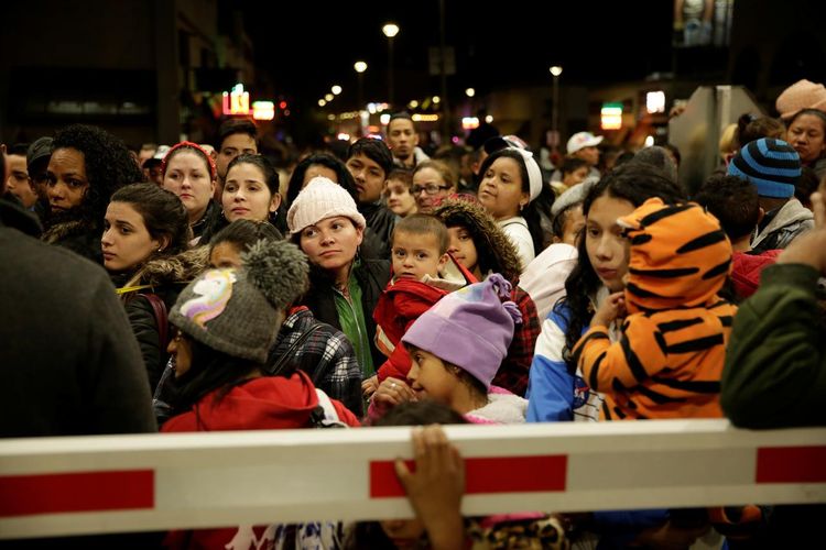 U.S. shuts border bridge to stop migrants rushing across from Mexico