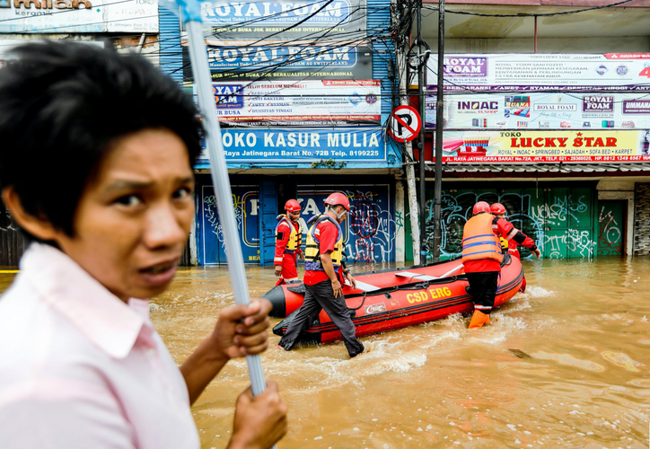 Flood death toll rises to 21 in Indonesian capital