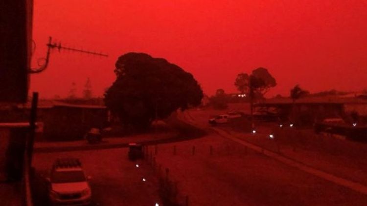 Strong winds whip up Australian bushfires