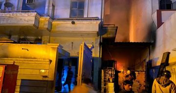 One dead in massive fire at paper factory in India's New Delhi - PHOTO
