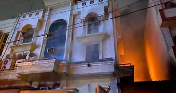 One dead in massive fire at paper factory in India's New Delhi - PHOTO