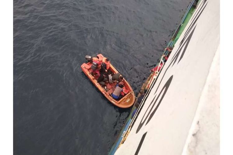 Azerbaijani seamen save lives of three migrants exposed to drowning danger in Ionic Sea