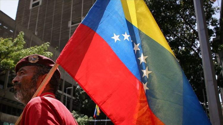 Armed civilians attack opposition convoy outside Venezuelan congress