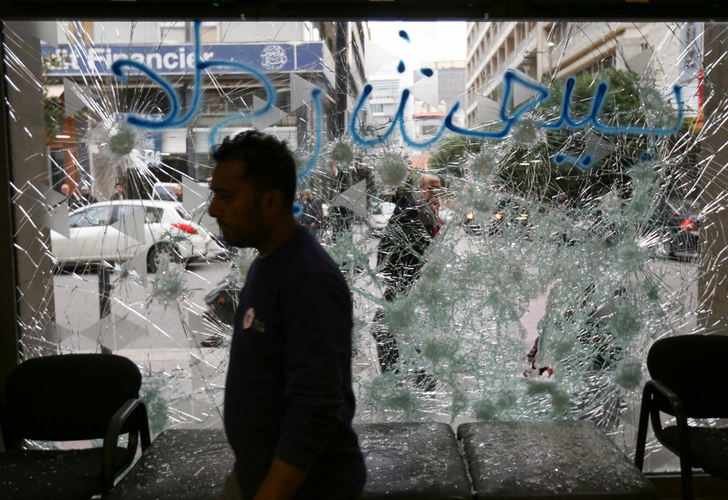 Lebanon protests turn violent for second night