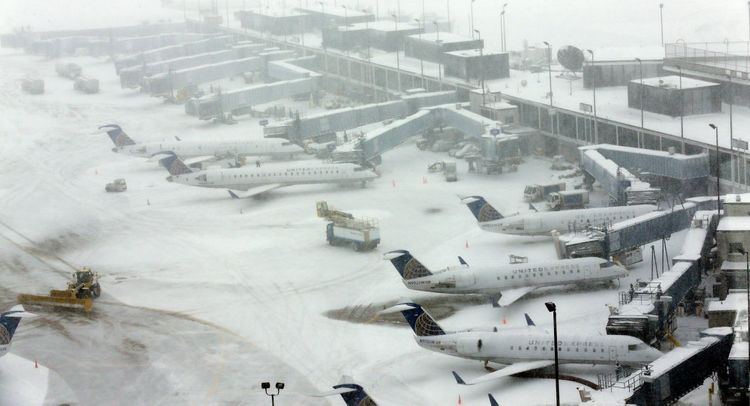Hundreds of flights canceled in Chicago Airports over heavy snowfall