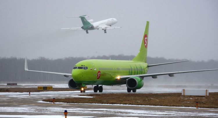 Aircraft engine catches fire before takeoff at airport in Western Siberia
