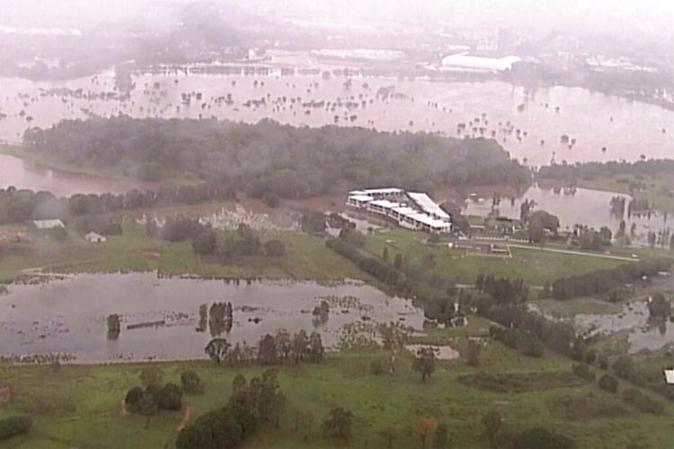 Heavy rains dampen fires in Australia's Queensland state, cause flooding
