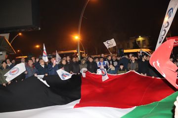 Hundreds flock to US diplomatic compounds in Ankara & Istanbul to protest Trump’s Middle East peace plan - PHOTO