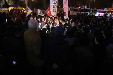 Hundreds flock to US diplomatic compounds in Ankara & Istanbul to protest Trump’s Middle East peace plan - PHOTO