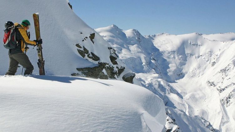 Avalanche kills 2 in French Alps