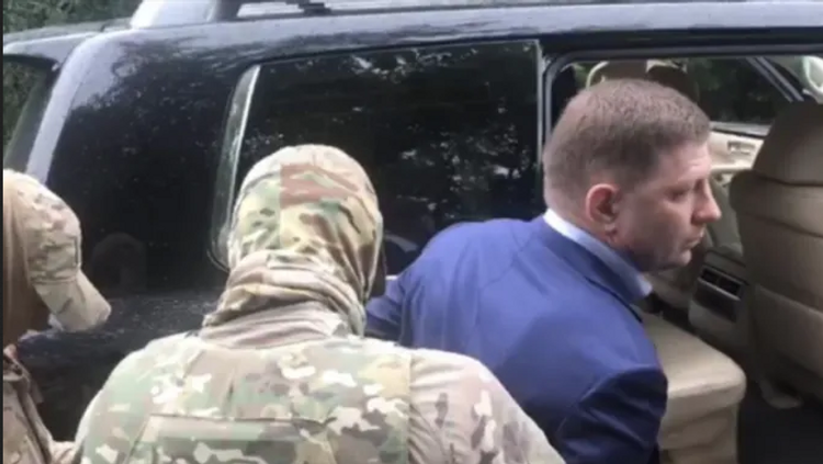 Russian city marches in support of detained regional governor