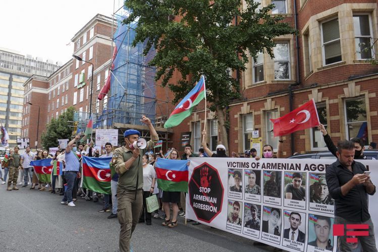 Azerbaijanis hold protest in front of Embassy of Armenia in London - PHOTO - VIDEO