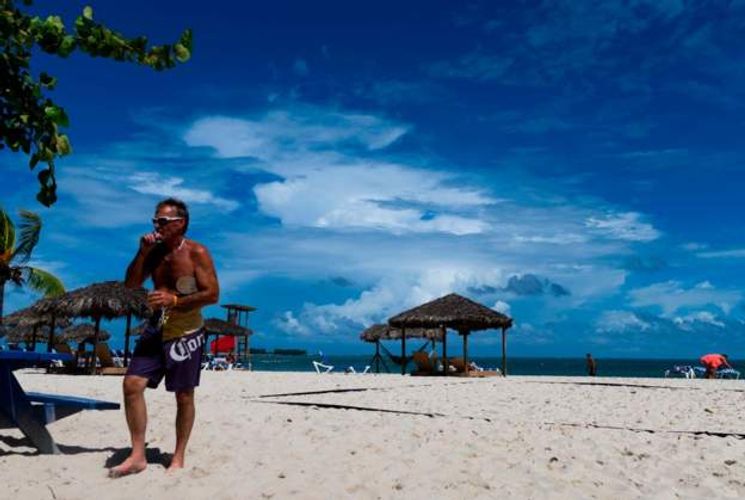 Bahamas closes borders to US tourists