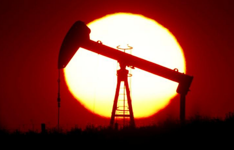 Oil prices fall on U.S. inventory build, increasing pandemic fears