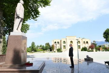 President Ilham Aliyev visits statue of Heydar Aliyev in Ismayilli
