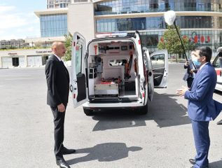 President Ilham Aliyev got acquainted with ambulance vehicles newly brought in country