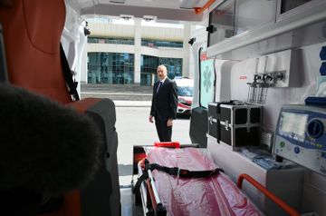 President Ilham Aliyev got acquainted with ambulance vehicles newly brought in country