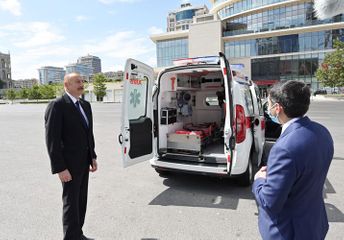 President Ilham Aliyev got acquainted with ambulance vehicles newly brought in country
