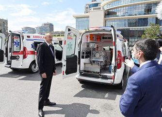 President Ilham Aliyev got acquainted with ambulance vehicles newly brought in country
