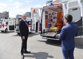 President Ilham Aliyev got acquainted with ambulance vehicles newly brought in country