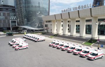 President Ilham Aliyev got acquainted with ambulance vehicles newly brought in country