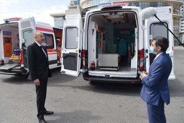 President Ilham Aliyev got acquainted with ambulance vehicles newly brought in country