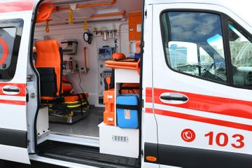 President Ilham Aliyev got acquainted with ambulance vehicles newly brought in country