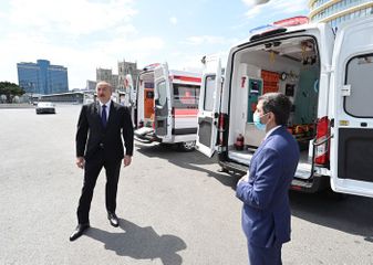 President Ilham Aliyev got acquainted with ambulance vehicles newly brought in country