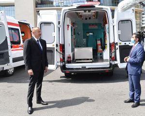 President Ilham Aliyev got acquainted with ambulance vehicles newly brought in country