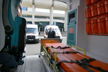 President Ilham Aliyev got acquainted with ambulance vehicles newly brought in country