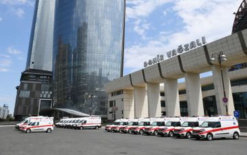 President Ilham Aliyev got acquainted with ambulance vehicles newly brought in country