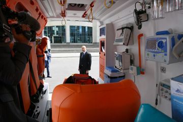 President Ilham Aliyev got acquainted with ambulance vehicles newly brought in country