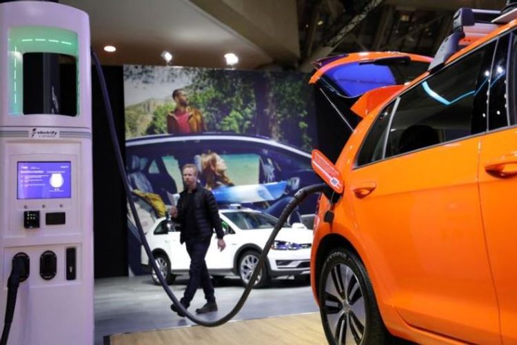 Germany rebuffs gasoline auto lobby with radical electric plan