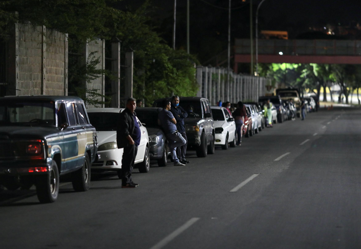 Venezuela's new gasoline system fails to end epic lines