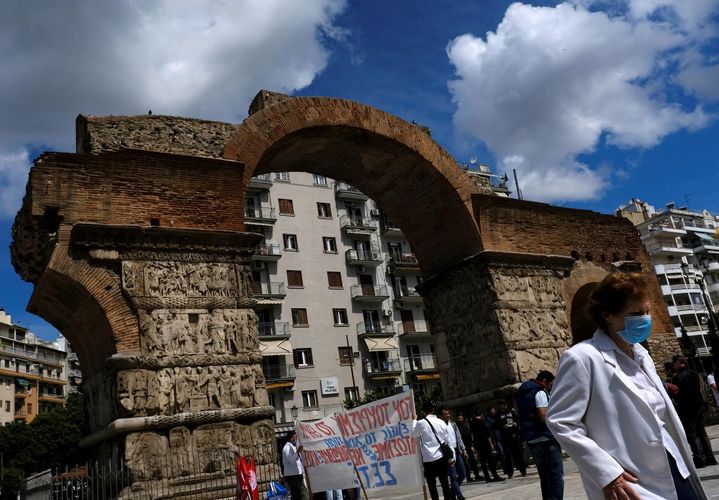 Greece welcomes foreign visitors, restarts summer tourism