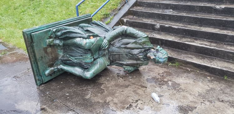 Protesters tear down Thomas Jefferson statue in US' Portland
