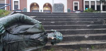 Protesters tear down Thomas Jefferson statue in US' Portland