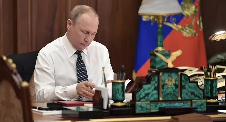 Putin shows Russian journalists his "secret room"' in Kremlin