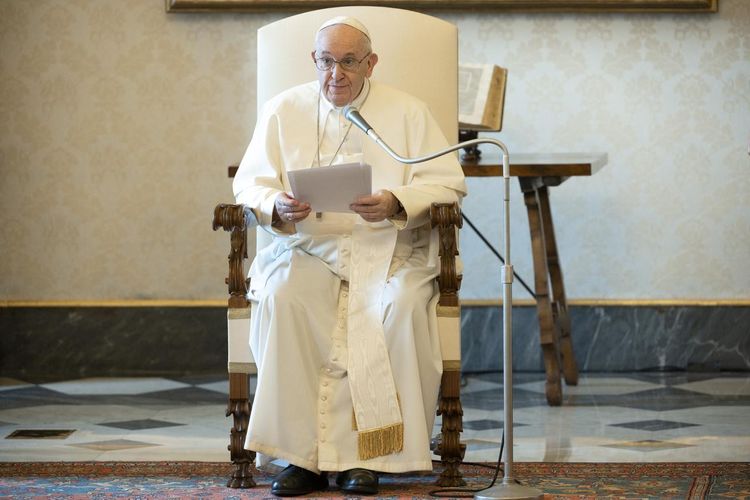 Pope, in first post-lockdown audience, thanks Italian doctors